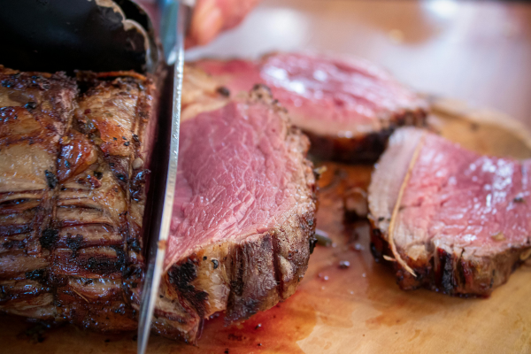 Slicing-Akaushi-Wagyu-Beef.png